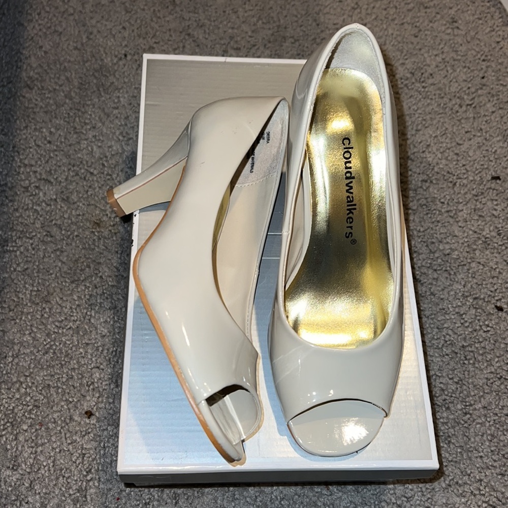 NWOT Avenue Debra Beige Open Toe Pump Heels 9W